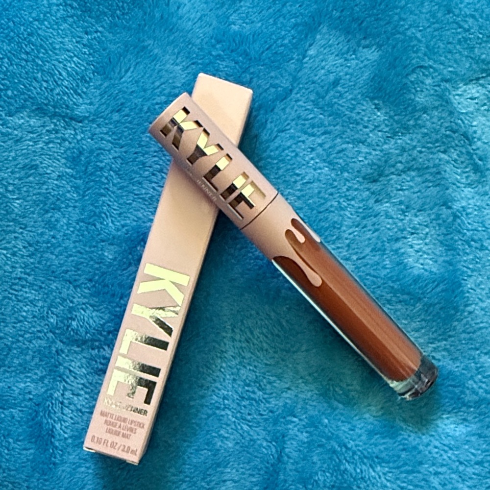 Kylie Matte Liquid Lipstick - Queen (801)